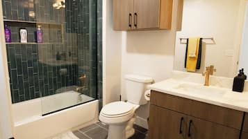 Deluxe Apartment, City View | Bathroom