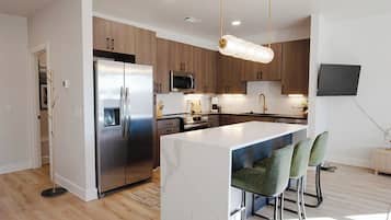 Deluxe Apartment, City View | Private kitchen