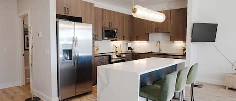 Deluxe Apartment, City View | Private kitchen