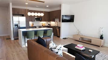 Deluxe Apartment, City View | Living area