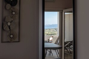 Estudio clásico, balcón, vistas a la bahía | 1 dormitorio, tabla de planchar con plancha, wifi gratis