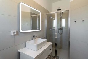 Classic Studio, Balcony, Bay View | Bathroom | Hair dryer, towels, toilet paper - Sunset Village (Milos)