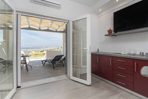 Classic Studio, Balcony, Bay View | Private kitchen | Mini-fridge, stovetop, cookware/dishes/utensils - Sunset Village (Milos)