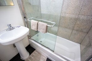 Hair dryer, towels, soap, toilet paper - Cozy STUDIO 3 Full beds in Midtown (New York)