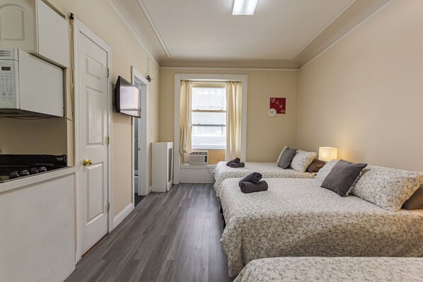 1 bedroom, iron/ironing board, WiFi, bed sheets - Cozy STUDIO 3 Full beds in Midtown (New York)