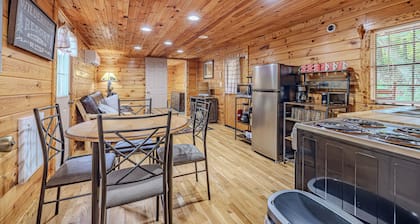 Charming little cabin just minutes from the Pigeon Forge parkway.