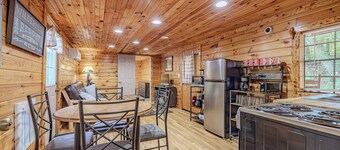 Charming little cabin just minutes from the Pigeon Forge parkway.