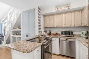 公寓客房, 多張床 (The Village 15D) | 私人廚房 | 烤箱