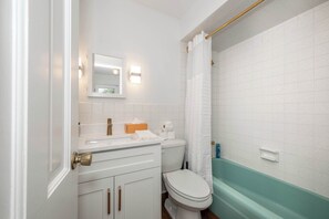House, Multiple Beds, Patio, Garden View (Tallen Manor & Retreat) | Bathroom - Tallen Manor & Retreat For 12 (Hamilton)