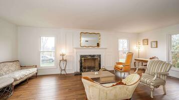 House, Berbilang Katil, Patio, Garden View (Tallen Manor & Retreat) | Ruang tamu | TV