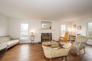 Hus - flere senge - terrasse - udsigt til have (Tallen Manor & Retreat) | Opholdsområde | Tv