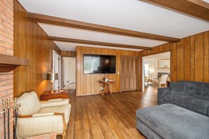 Casa, varias camas, patio, vistas al jardín (Tallen Manor & Retreat) | Zona de estar | Una televisión