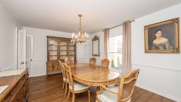 House, Multiple Beds, Patio, Garden View (Tallen Manor & Retreat) | Dining