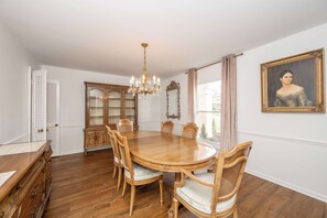 Hus - flere senge - terrasse - udsigt til have (Tallen Manor & Retreat) | Spiseområde