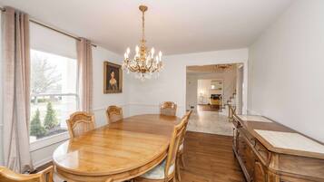 House, Multiple Beds, Patio, Garden View (Tallen Manor & Retreat) | Dining