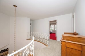 Hus - flere senge - terrasse - udsigt til have (Tallen Manor & Retreat) | Interiør