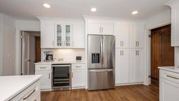 House, Multiple Beds, Patio, Garden View (Tallen Manor & Retreat) | Private kitchen | Fridge, microwave, oven, stovetop