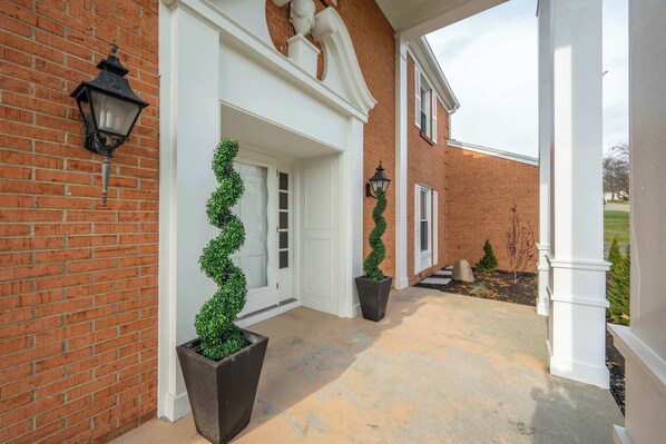 Exterior detail - Tallen Manor & Retreat For 12 (Hamilton)