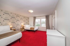 Hus - flera sängar - uteplats - utsikt mot trädgården (Tallen Manor & Retreat) | 4 sovrum och gratis wi-fi