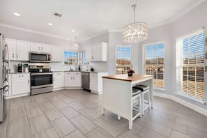 Fridge, microwave, oven, stovetop - The Duke-2 Blocks to MTB Trailhead-2 Mi to DT (Bentonville)