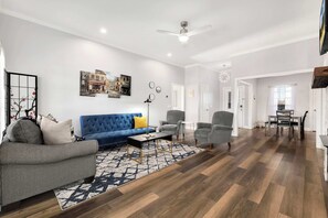 テレビ、暖炉、書斎 / ワークスペース