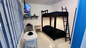 1 soverom, skrivebord, strykejern/-brett og wi-fi (inkludert)