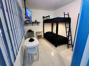 1 quarto, escrivaninha, ferros/tábuas de passar roupa, Wi-Fi de cortesia