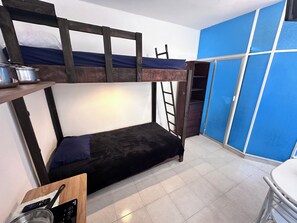 1 quarto, escrivaninha, ferros/tábuas de passar roupa, Wi-Fi de cortesia