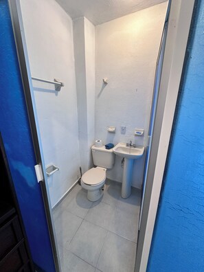 Toalhas de banho, sabonete, papel higiênico