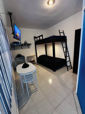 1 quarto, escrivaninha, ferros/tábuas de passar roupa, Wi-Fi de cortesia