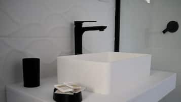 Douche, sĂšche-cheveux, bidet, serviettes fournies