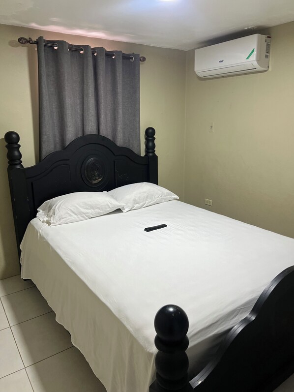 1 habitación, tabla de planchar con plancha y wifi 