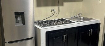 Charming 1-bedroom apartment in Kingston with WiFi and AC
