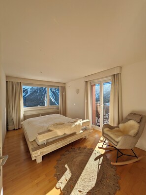 2 soverom, strykejern/-brett og sengetøy