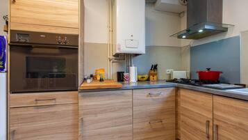 Réfrigérateur, micro-ondes, four, cafetiÚre/bouilloire