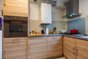 Kühlschrank, Mikrowelle, Ofen, Wasserkocher mit Kaffee-/Teezubehör