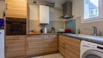 Réfrigérateur, micro-ondes, four, cafetiÚre/bouilloire