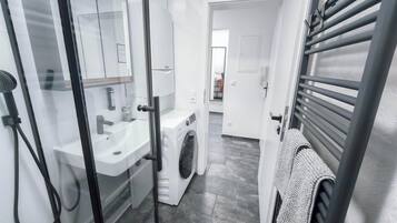 Dusche, Handtücher, Seife, Toilettenpapier