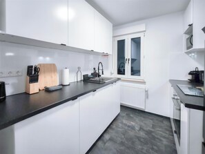 Kjøleskap, mikrobølgeovn, ovn og kokeplater