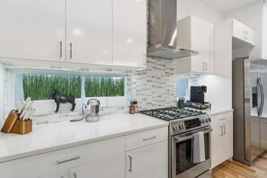 Frigorífico, microondas, horno y lavavajillas