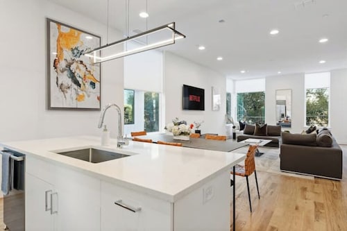 Bishop Arts~Dallas Skyline Views~Rooftop~3 Bedroom with Private Bathrooms