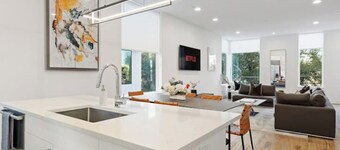 Bishop Arts~Dallas Skyline Views~Rooftop~3 Bedroom with Private Bathrooms