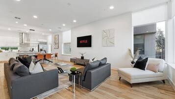 Een televisie en tafelvoetbal