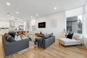 Una televisión, un futbolín