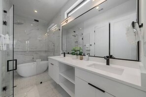 Hair dryer, towels, soap, toilet paper - Modern & Spacious~Rooftop View of Downtown Dallas

 (Dallas)