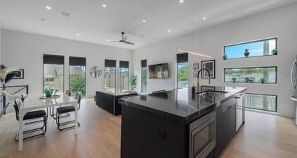 Modern & Spacious~Rooftop View of Downtown Dallas