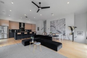 Living area - Modern & Spacious~Rooftop View of Downtown Dallas

 (Dallas)