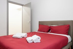 2 bedrooms, travel cot, WiFi, bed sheets