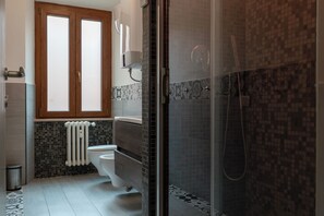 シャワー、ヘアドライヤー、ビデ、タオル