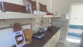 Electric kettle, toaster, cookware/dishes/utensils